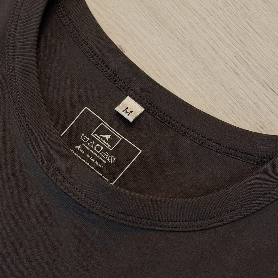 Inside the neck: the printed Avero Technology label and a woven size tab